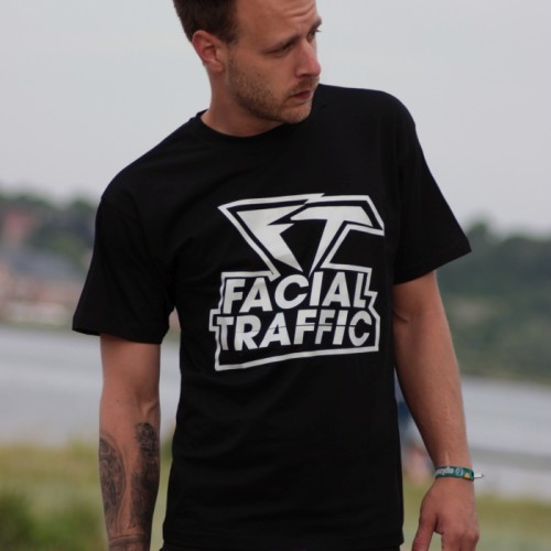T-Shirt Facial Traffic Schriftzug Schwarz T-Shirt Facial Traffic Schriftzug Schwarz